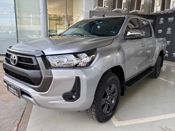 TOYOTA HILUX 2.8 D-4D TURBO DIESEL CD SR 4X4 AUTOMÁTICO TOYOTA HILUX 2.8 D-4D TURBO DIESEL CD SR 4X4 AUTOMÁTICO